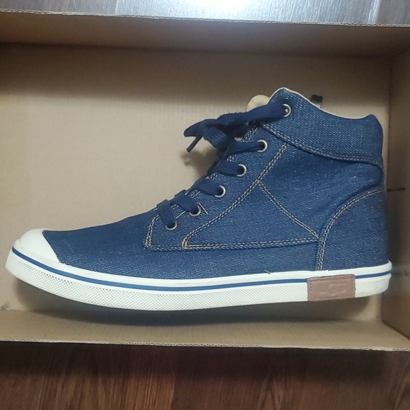 UGG Shoes for Kids - Picture 3 of 6